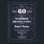 Invitación Surprise 60th Birthday - Patrón de Madera Naval<br><div class="desc">Sorpresa 60.ª Invitación de cumpleaños Elegante diseño retro con un patrón de madera azul marino. ¡Salud a 60 años!</div>