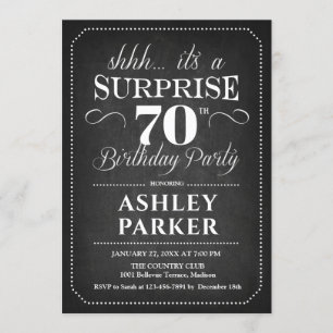 Invitación Surprise 70th Birthday - Blanco Negro de pizarra