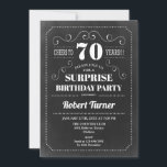 Invitación Surprise 70th Birthday - Chalkboard<br><div class="desc">Sorpresa 70 cumpleaños invitación para hombres y mujeres. Elegante tarjeta de invitación en blanco y negro con patrón de pizarra y fuente de escritura de tipografía retro. ¡Salud a 70 años! Se puede personalizar a cualquier edad. Perfecto para una celebración de cumpleaños adultos.</div>