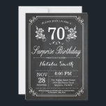 Invitación Surprise 70th Birthday Invitation Chalkboard<br><div class="desc">Invitación de cumpleaños 70 sorpresa con fondo de pizarra rústica y patrón de flor floral, negro y blanco. Cumpleaños de adultos. Cumpleaños de hombres o mujeres. Invite a un niño o a una Chica. 13.º 15.º 16.º 18.º 20.21.30.40.50.60.70.80.90.100. Cualquier edad. Para una mayor personalización, haga clic en el botón "Personalizar"...</div>