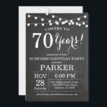 Invitación Surprise 70th Birthday Invitation Chalkboard<br><div class="desc">Surprise 70th Birthday Invitation Chalkboard Fondo con String Lights. Blanco y negro. 13.º 15.º 16.º 18.º 20.21.30.40.50.60.70.80.90.100,  cualquier edad. Cumpleaños de adultos. Fiesta de cumpleaños de hombre o mujer. Para una mayor personalización,  haga clic en el botón "Personalizar" y utilice nuestra herramienta de diseño para modificar esta plantilla.</div>