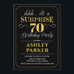 Invitación Surprise 70th Birthday Party - Black Gold<br><div class="desc">Sorpresa 70.ª Invitación a la fiesta de cumpleaños. Sencillo diseño elegante en blanco y oro negro. Presenta una fuente de script elegante. Celebración sorpresa de cumpleaños para hombre o mujer. ¡Se puede personalizar en cualquier edad!</div>