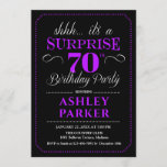 Invitación Surprise 70th Birthday Party - Black Purple<br><div class="desc">Sorpresa 70.ª Invitación a la fiesta de cumpleaños. Diseño sencillo y elegante en blanco y negro. Presenta una fuente de script elegante. Celebración sorpresa de cumpleaños para hombre o mujer. ¡Se puede personalizar en cualquier edad!</div>