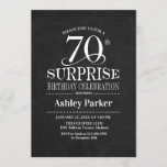 Invitación Surprise 70th Birthday Party - Blanco Negro<br><div class="desc">Invitación a la celebración de cumpleaños número 70 de una sorpresa rústica. Elegante diseño elegante con un diseño de pizarra en blanco y negro. Presenta una fuente de script elegante. Mándame un mensaje si necesitas más personalización.</div>