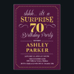 Invitación Surprise 70th Birthday Party - Burgundy Gold<br><div class="desc">Sorpresa 70.ª Invitación a la fiesta de cumpleaños. Sencillo diseño elegante en oro burdeos y amarillo. Presenta una fuente de script elegante. Celebración sorpresa de cumpleaños para hombre o mujer. ¡Se puede personalizar en cualquier edad!</div>