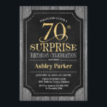 Invitación Surprise 70th Birthday Party - Chalkboard Gold<br><div class="desc">Invitación a la celebración de cumpleaños número 70 de una sorpresa rústica. Elegante y elegante diseño en negro,  falso dorado purpurina y madera gris. Presenta una fuente de script elegante. Mándame un mensaje si necesitas más personalización</div>