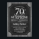 Invitación Surprise 70th Birthday Party - Chalkboard White<br><div class="desc">Invitación a la celebración de cumpleaños número 70 de una sorpresa rústica. Elegante y elegante diseño de madera negra,  blanca y gris. Presenta una fuente de script elegante. Mándame un mensaje si necesitas más personalización</div>