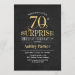 Invitación Surprise 70th Birthday Party - Gold Black<br><div class="desc">Invitación a la celebración de cumpleaños número 70 de una sorpresa rústica. Elegante diseño elegante con pizarra negra y un patrón de oro purpurina falso. Presenta una fuente de script elegante. Mándame un mensaje si necesitas más personalización.</div>