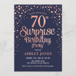 Invitación Surprise 70th Birthday Party - Navy & Rosa Gold<br><div class="desc">Sorpresa 70.ª Invitación a la fiesta de cumpleaños. Diseño elegante en oro rosa purpurina y marrón. Presenta un diseño elegante de tipo de letra y letra de guión. Mándame un mensaje si necesitas edad personalizado.</div>