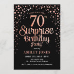 Invitación Surprise 70th Birthday Party - Oro Negro y Rosa<br><div class="desc">Sorpresa 70.ª Invitación a la fiesta de cumpleaños. Elegante diseño en oro rosa negro y falso purpurina. Presenta un diseño elegante de tipo de letra y letra de guión. Mándame un mensaje si necesitas edad personalizado.</div>