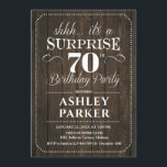 Invitación Surprise 70th Birthday Party - Rustic Wood<br><div class="desc">Sorpresa 70.ª Invitación a la fiesta de cumpleaños. Diseño rústico con diseño de madera rústica oscura y fuente de escritura blanca. Celebración sorpresa de cumpleaños para hombre o mujer. ¡Se puede personalizar en cualquier edad!</div>