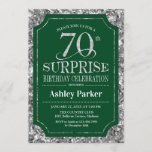 Invitación Surprise 70th Birthday Party - Silver Green<br><div class="desc">Sorpresa 70.ª Invitación a la celebración de cumpleaños. Elegante diseño de estilo elegante en verde oscuro de los bosques y falso patrón de plata purpurina. Presenta una fuente de script elegante. Mándame un mensaje si necesitas más personalización.</div>