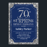 Invitación Surprise 70th Birthday Party - Silver Navy Blue<br><div class="desc">Sorpresa 70.ª Invitación a la celebración de cumpleaños. Elegante diseño elegante en azul marino y falso purpurina plateado. Presenta una fuente de script elegante. Mándame un mensaje si necesitas más personalización.</div>