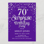 Invitación Surprise 70th Birthday Party - Silver & Purple<br><div class="desc">Sorpresa 70.ª Invitación a la fiesta de cumpleaños. Elegante diseño en púrpura real y purpurina de plata falsa. Presenta un diseño elegante de tipo de letra y letra de guión. Mándame un mensaje si necesitas edad personalizado.</div>