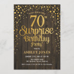 Invitación Surprise 70th Birthday Party - Wood & Gold<br><div class="desc">Sorpresa 70.ª Invitación a la fiesta de cumpleaños. Diseño elegante con motivos de madera marrón oscura y oro purpurina falso. Presenta un diseño elegante de tipo de letra y letra de guión. Mándame un mensaje si necesitas edad personalizado.</div>