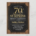 Invitación Surprise 70th Birthday Party - Wood Gold<br><div class="desc">Invitación a la celebración de cumpleaños número 70 de una sorpresa rústica. Elegante y elegante diseño en tonos dorados negros y falsos purpurinas y madera marrón oscura. Presenta una fuente de script elegante. Mándame un mensaje si necesitas más personalización.</div>