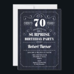 Invitación Surprise 70th Birthday - Patrón de Madera Naval<br><div class="desc">Sorpresa 70 cumpleaños invitación para hombres y mujeres. Elegante tarjeta de invitación en color marino y blanco con patrón de madera y fuente de escritura de tipografía retro. ¡Salud a 70 años! Se puede personalizar a cualquier edad. Perfecto para una celebración de cumpleaños adultos.</div>