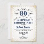 Invitación Surprise 80th Birthday - Blanco Azul de la Marina<br><div class="desc">Sorpresa 80.ª Invitación de cumpleaños para hombres y mujeres. Diseño retro en blanco azul marino con fondo cremoso vintage. Presenta una tipografía elegante. ¡Saludos a 80 años! También se puede personalizar en cualquier año. Perfecto para una elegante celebración del día de los hitos para adultos.</div>