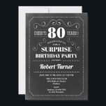 Invitación Surprise 80th Birthday - Chalkboard<br><div class="desc">Sorpresa Invitación a los 80 Años. Elegante diseño retro en blanco y negro. Cuenta con un patrón de pizarra y fuente de script. Perfecto para la celebración del cumpleaños de mujeres o hombres.</div>