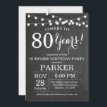 Invitación Surprise 80th Birthday Invitation Chalkboard<br><div class="desc">Surprise 80th Birthday Invitation Chalkboard Fondo con String Lights. Blanco y negro. 13.º 15.º 16.º 18.º 20.21.30.40.50.60.70.80.90.100,  cualquier edad. Cumpleaños de adultos. Fiesta de cumpleaños de hombre o mujer. Para una mayor personalización,  haga clic en el botón "Personalizar" y utilice nuestra herramienta de diseño para modificar esta plantilla.</div>