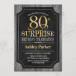 Invitación Surprise 80th Birthday Party - Chalkboard Gold<br><div class="desc">Invitación a la celebración de cumpleaños número 80 de una sorpresa rústica. Elegante y elegante diseño en negro,  falso dorado purpurina y madera gris. Presenta una fuente de script elegante. Mándame un mensaje si necesitas más personalización.</div>