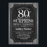 Invitación Surprise 80th Birthday Party - Chalkboard White<br><div class="desc">Invitación a la celebración de cumpleaños número 80 de una sorpresa rústica. Elegante y elegante diseño de madera negra,  blanca y gris. Presenta una fuente de script elegante. Mándame un mensaje si necesitas más personalización.</div>