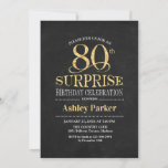 Invitación Surprise 80th Birthday Party - Gold Black<br><div class="desc">Invitación a la celebración de cumpleaños número 80 de una sorpresa rústica. Elegante diseño elegante con pizarra negra y un patrón de oro purpurina falso. Presenta una fuente de script elegante. Mándame un mensaje si necesitas más personalización.</div>