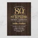 Invitación Surprise 80th Birthday Party - Gold Wood<br><div class="desc">Invitación a la celebración de cumpleaños número 80 de una sorpresa rústica. Elegante diseño elegante con madera marrón oscura y un patrón de oro purpurina falso. Presenta una fuente de script elegante. Mándame un mensaje si necesitas más personalización.</div>