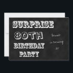 Invitación Surprise 80th Birthday Party Invitation Chalkboard<br><div class="desc">¡Es una invitación sorpresa de cumpleaños número 80 con un toque moderno y divertido! Este diseño presenta un tema de pizarra con las palabras "SURPRISE 80th BIRTHDAY PARTY" delante, que también tiene un lugar para que usted personalizar el diseño con el nombre del hombre o mujer de cumpleaños. La temática...</div>