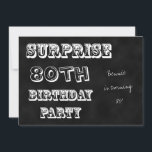 Invitación Surprise 80th Birthday Party Invitation Chalkboard<br><div class="desc">¡Es una invitación sorpresa de cumpleaños número 80 con un toque moderno y divertido! Este diseño presenta un tema de pizarra con las palabras "SURPRISE 80th BIRTHDAY PARTY" delante, que también tiene un lugar para que usted personalizar el diseño con el nombre del hombre o mujer de cumpleaños. La temática...</div>