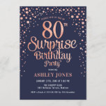 Invitación Surprise 80th Birthday Party - Navy & Rosa Gold<br><div class="desc">Sorpresa 80.ª Invitación a la fiesta de cumpleaños. Diseño elegante en oro rosa purpurina y marrón. Presenta un diseño elegante de tipo de letra y letra de guión. Mándame un mensaje si necesitas edad personalizado.</div>