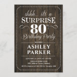 Invitación Surprise 80th Birthday Party - Rustic Wood<br><div class="desc">Sorpresa 80.ª Invitación a la fiesta de cumpleaños. Diseño sencillo y elegante con un diseño de madera rústico marrón oscuro y fuente de escritura blanca. Celebración sorpresa de cumpleaños para hombre o mujer. ¡Se puede personalizar en cualquier edad!</div>