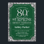Invitación Surprise 80th Birthday Party - Silver Green<br><div class="desc">Invitación a la celebración de cumpleaños número 80 de sorpresa. Elegante diseño de estilo elegante en verde oscuro de los bosques y falso patrón de plata purpurina. Presenta una fuente de script elegante. Mándame un mensaje si necesitas más personalización.</div>