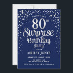 Invitación Surprise 80th Birthday Party - Silver & Navy Blue<br><div class="desc">Sorpresa 80.ª Invitación a la fiesta de cumpleaños. Elegante diseño en azul marino y falsa plata purpurina. Presenta un diseño elegante de tipo de letra y letra de guión. Mándame un mensaje si necesitas edad personalizado.</div>