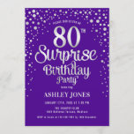 Invitación Surprise 80th Birthday Party - Silver & Purple<br><div class="desc">Sorpresa 80.ª Invitación a la fiesta de cumpleaños. Elegante diseño en púrpura real y purpurina de plata falsa. Presenta un diseño elegante de tipo de letra y letra de guión. Mándame un mensaje si necesitas edad personalizado.</div>