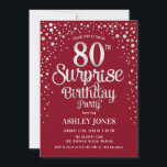 Invitación Surprise 80th Birthday Party - Silver y Red<br><div class="desc">Sorpresa 80.ª Invitación a la fiesta de cumpleaños. Elegante diseño en rojo oscuro y purpurina falso plateado. Presenta un diseño elegante de tipo de letra y letra de guión. Mándame un mensaje si necesitas edad personalizado.</div>