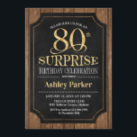 Invitación Surprise 80th Birthday Party - Wood Gold<br><div class="desc">Invitación a la celebración de cumpleaños número 80 de una sorpresa rústica. Elegante y elegante diseño en tonos dorados negros y falsos purpurinas y madera marrón oscura. Presenta una fuente de script elegante. Mándame un mensaje si necesitas más personalización.</div>
