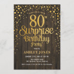 Invitación Surprise 80th Birthday Party - Wood & Gold<br><div class="desc">Sorpresa 80.ª Invitación a la fiesta de cumpleaños. Elegante diseño rústico con madera marrón oscura y oro falso purpurina. Presenta un diseño elegante de tipo de letra y letra de guión. Mándame un mensaje si necesitas edad personalizado.</div>