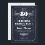 Invitación Surprise 80th Birthday - Patrón de Madera Rústica<br><div class="desc">Sorpresa Invitación a los 80 Años. Elegante diseño de estilo retro en tonos blanco y marrón. Presenta un patrón rústico de madera y fuente de escritura. Perfecto para la celebración del cumpleaños de mujeres o hombres.</div>