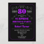 Invitación Surprise 80th Birthday - Púrpura Negro<br><div class="desc">Sorpresa Invitación a los 80 Años. Elegante diseño de pizarra retro en blanco,  negro y violeta. ¡Saludos a 80 años! ¡Se puede personalizar para mostrar cualquier edad!</div>
