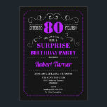Invitación Surprise 80th Birthday - Púrpura Negro<br><div class="desc">Sorpresa Invitación a los 80 Años. Elegante diseño de pizarra retro en blanco,  negro y violeta. ¡Saludos a 80 años! ¡Se puede personalizar para mostrar cualquier edad!</div>