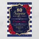 Invitación Surprise 80th Birthday - Rojo Blanco de la Marina<br><div class="desc">Sorpresa Invitación a los 80 Años. Diseño azul marino,  blanco,  rojo con oro falso purpurina. Presenta rayas marinas y blancas,  rosas rojas,  letra de guión y confeti. Perfecto para una elegante fiesta de cumpleaños. Se puede personalizar para mostrar cualquier edad. Mándame un mensaje si necesitas más personalización.</div>