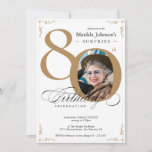 Invitación Surprise 80th Birthday White Gold Elegant Photo<br><div class="desc">Sorpresa 80 cumpleaños Invitación de foto elegante de oro blanco. Invitación especial de celebración de cumpleaños elegantemente diseñada, que incluye una foto personalizado de la persona de cumpleaños y caligrafía de escritura con elementos florecientes de época. Lo suficientemente sencillo para adaptarse a una variedad de temas y colores. ¿Necesitas ayuda?...</div>