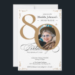 Invitación Surprise 80th Birthday White Gold Elegant Photo<br><div class="desc">Sorpresa 80 cumpleaños Invitación de foto elegante de oro blanco. Invitación especial de celebración de cumpleaños elegantemente diseñada, que incluye una foto personalizado de la persona de cumpleaños y caligrafía de escritura con elementos florecientes de época. Lo suficientemente sencillo para adaptarse a una variedad de temas y colores. ¿Necesitas ayuda?...</div>