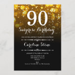 Invitación Surprise 90th Birthday - Black Gold White<br><div class="desc">Sorpresa Invitación a Cumpleaños 90. Elegante diseño blanco dorado negro. Presenta luces de bokeh y tipo de letra de guión. Invitación de cumpleaños adultos hombres o mujeres. Perfecto para una elegante fiesta de cumpleaños. Mándame un mensaje si necesitas más personalización.</div>