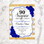 Invitación Surprise 90th Birthday - Blue Royal Gold<br><div class="desc">Sorpresa Invitación a Cumpleaños 90. Diseño azul real y blanco femenino con oro falso purpurina. Cuenta con rayas,  rosas azules de zafiro,  fuente de guión y confeti. Perfecto para una elegante fiesta de cumpleaños. Se puede personalizar para mostrar cualquier edad. Mándame un mensaje si necesitas más personalización.</div>