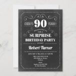 Invitación Surprise 90th Birthday - Chalkboard<br><div class="desc">Sorpresa 90 cumpleaños invitación para hombres y mujeres. Elegante diseño retro en blanco y negro con tipografía de escritura. ¡Saludos a 90 años! Se puede personalizar a cualquier edad. Perfecto para una elegante celebración sorpresa de cumpleaños adultos.</div>