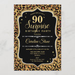 Invitación Surprise 90th Birthday - Leopard Black Gold<br><div class="desc">Sorpresa Invitación a Cumpleaños 90. Diseño femenino en oro negro y falso purpurina. Presenta un patrón de cheetah de leopardo animal,  fuente de escritura y confeti. Perfecto para una elegante fiesta de cumpleaños. Se puede personalizar para mostrar cualquier edad. Mándame un mensaje si necesitas más personalización.</div>