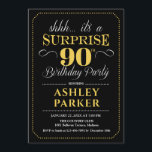 Invitación Surprise 90th Birthday Party - Black Gold<br><div class="desc">Sorpresa 90.ª Invitación a la fiesta de cumpleaños. Sencillo diseño elegante en negro,  dorado y blanco. Presenta un tipo de letra de guión elegante. Celebración sorpresa de cumpleaños para hombre o mujer. ¡Se puede personalizar en cualquier edad!</div>