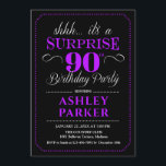 Invitación Surprise 90th Birthday Party - Black Purple<br><div class="desc">Sorpresa 90.ª Invitación a la fiesta de cumpleaños. Sencillo diseño elegante en blanco,  negro y violeta. Presenta un tipo de letra de guión elegante. Celebración sorpresa de cumpleaños para hombre o mujer. ¡Se puede personalizar en cualquier edad!</div>